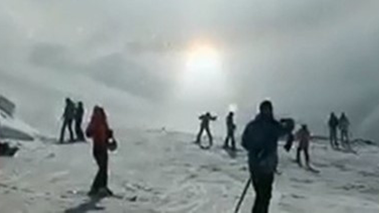 Palandöken'de güneşin etrafında oluştu kafalar gökyüzüne çevrildi