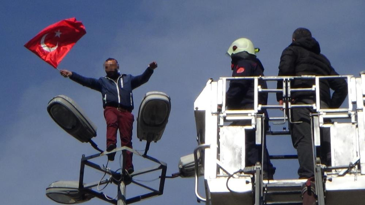 Direğin tepesine çıktı Türk Bayrağı salladı