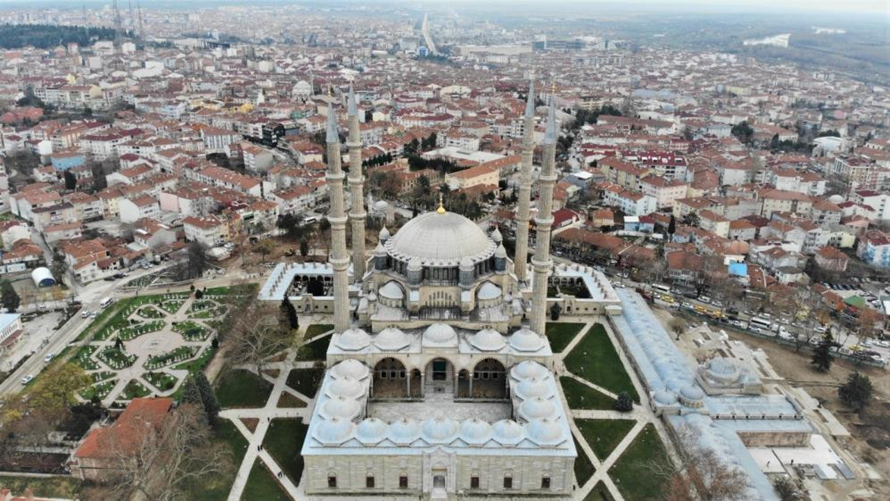Selimiye'de Mihrap Kubbesi üzerinde kalem işi raspalarına başlandı