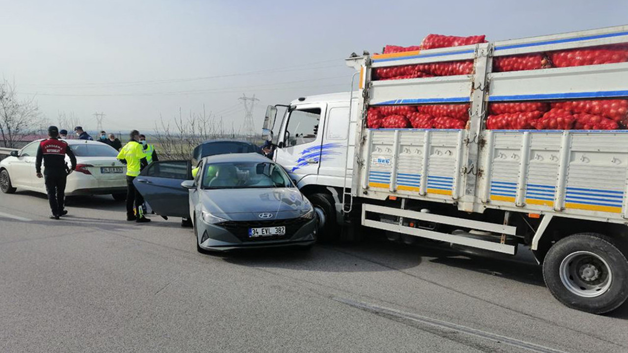 Kamyon ile otomobil çarpıştı: 1 ölü, 2 yaralı