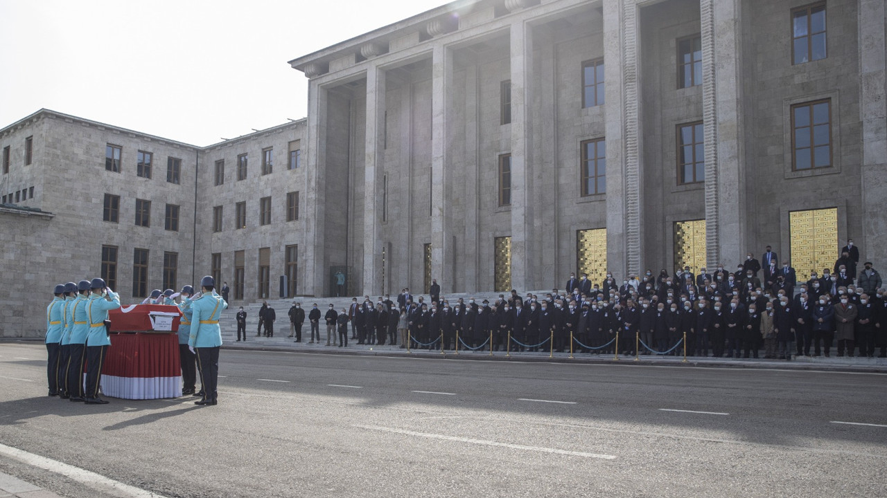 Eski Bakan Kumbaracıbaşı için Meclis'te tören düzenlendi