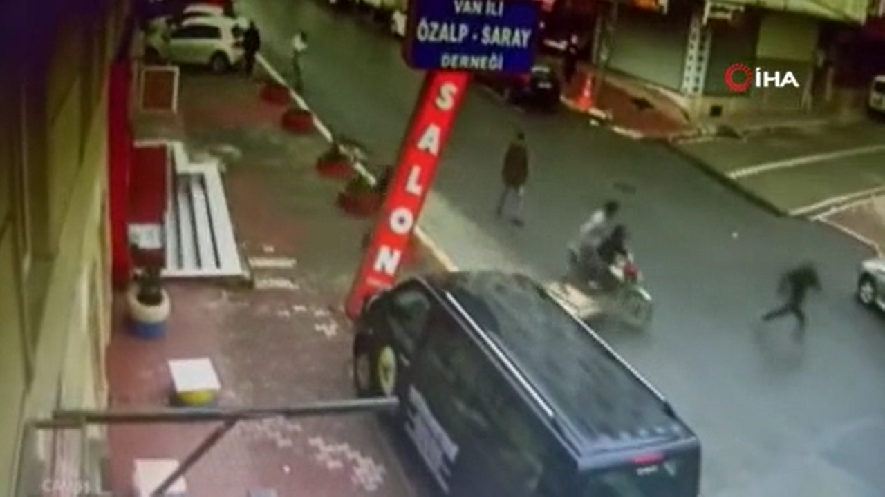 Esenyurt'ta dehşet anları! Kafasına falçata sapladı