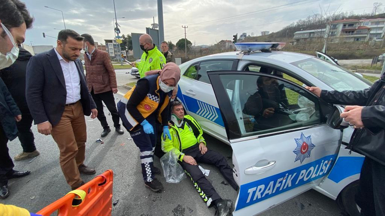 Polis aracı ile otomobil çarpıştı. 2 yaralı