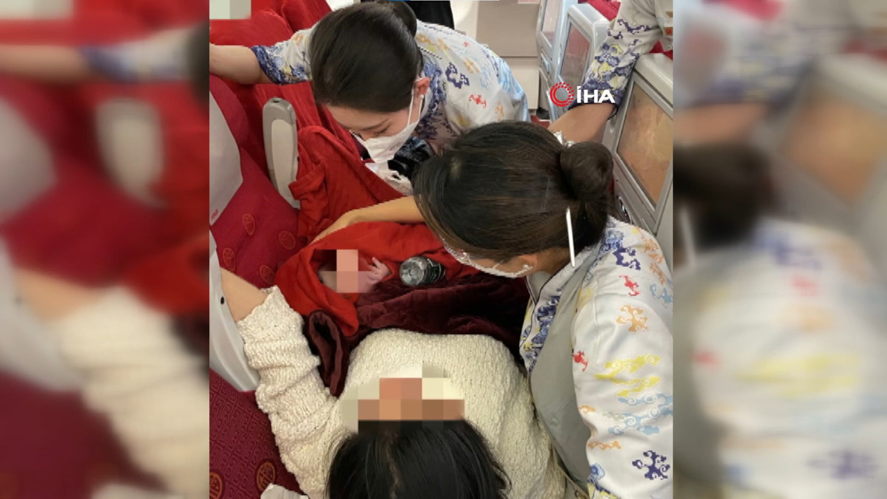 Hamile kadın uçakta doğum yaptı