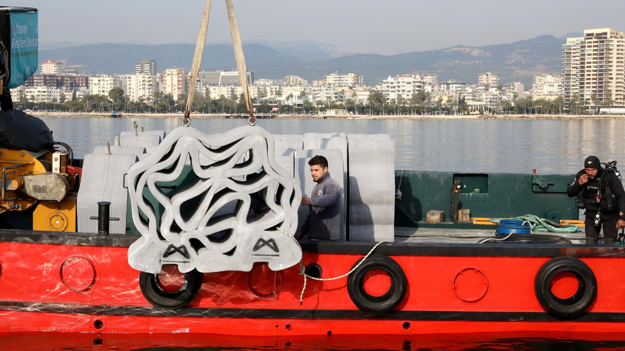 Mersin'de 14 yapay resif denize indirildi