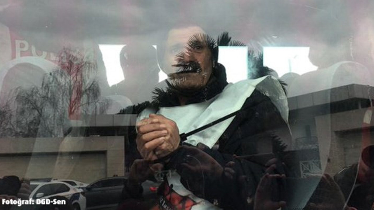 İşten çıkarılan Migros işçileri patronlarının evinin önüne gitti. Kelepçelenerek gözaltına alındı