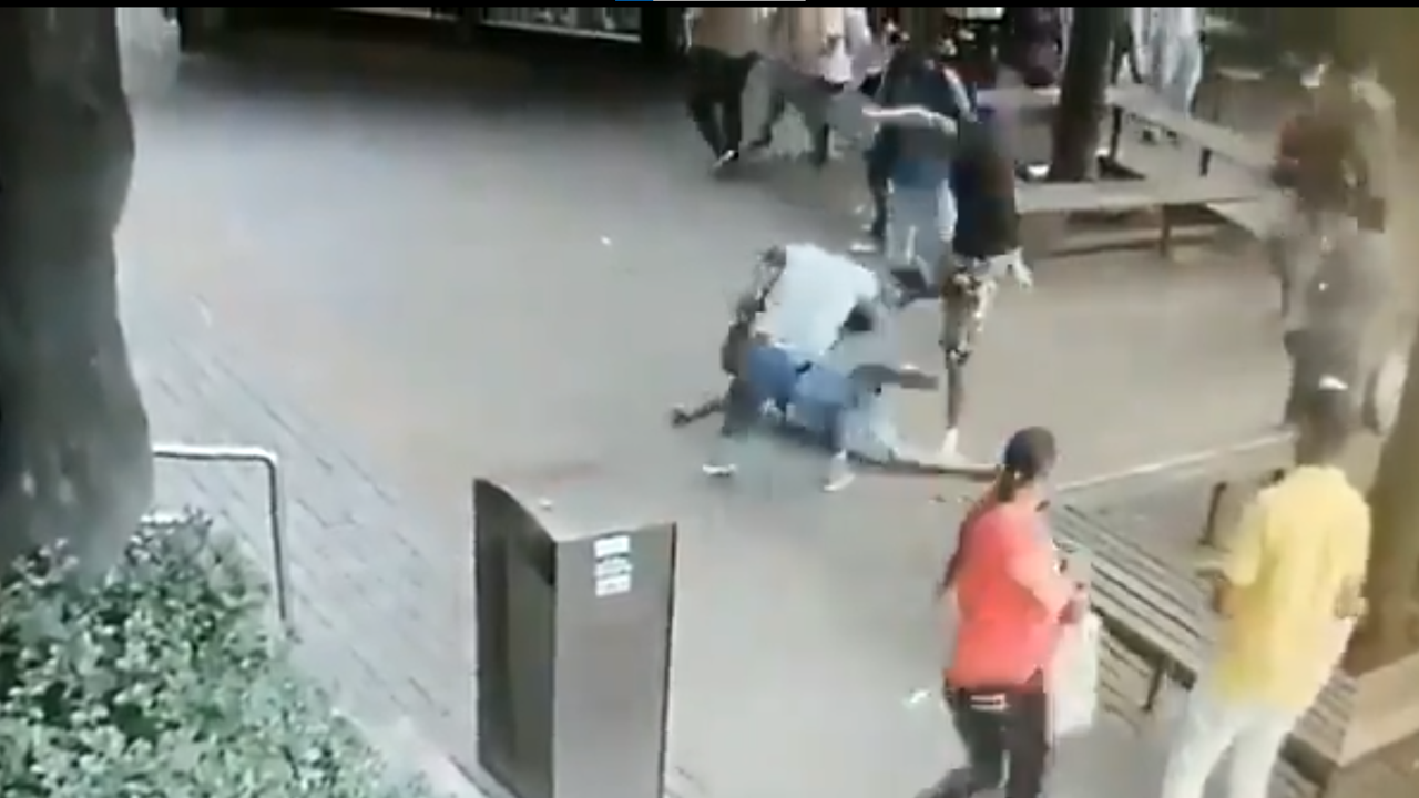 Sokak ortasında kadına saldıran magandaya çevredeki insanlar dünyanın kaç bucak olduğunu gösterdi