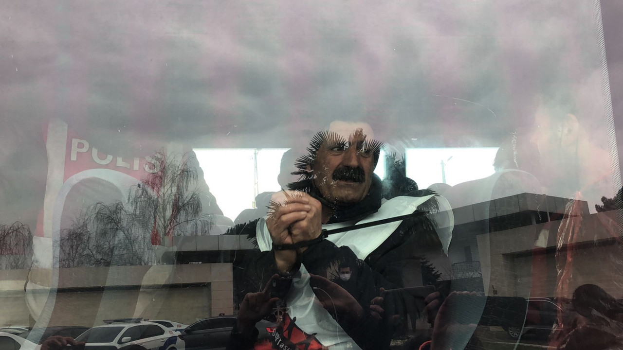 Sadece yaşamak için. Sadece aileleri için zam istiyorlar. Plastik kelepçeye vuruldular. Ağlayarak gözaltına alındılar