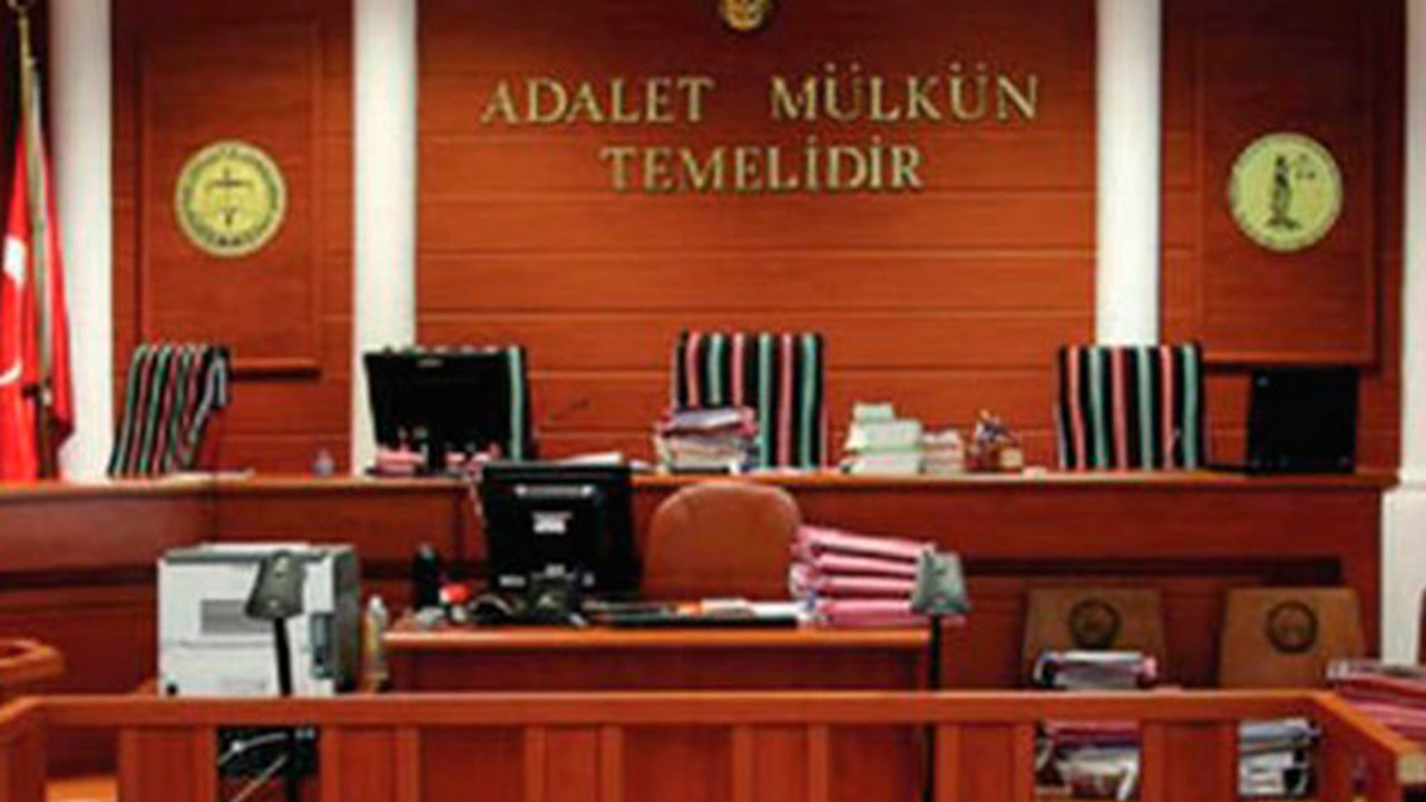 Hakaretten ceza aldı bakın duruşmada ne fırlattı