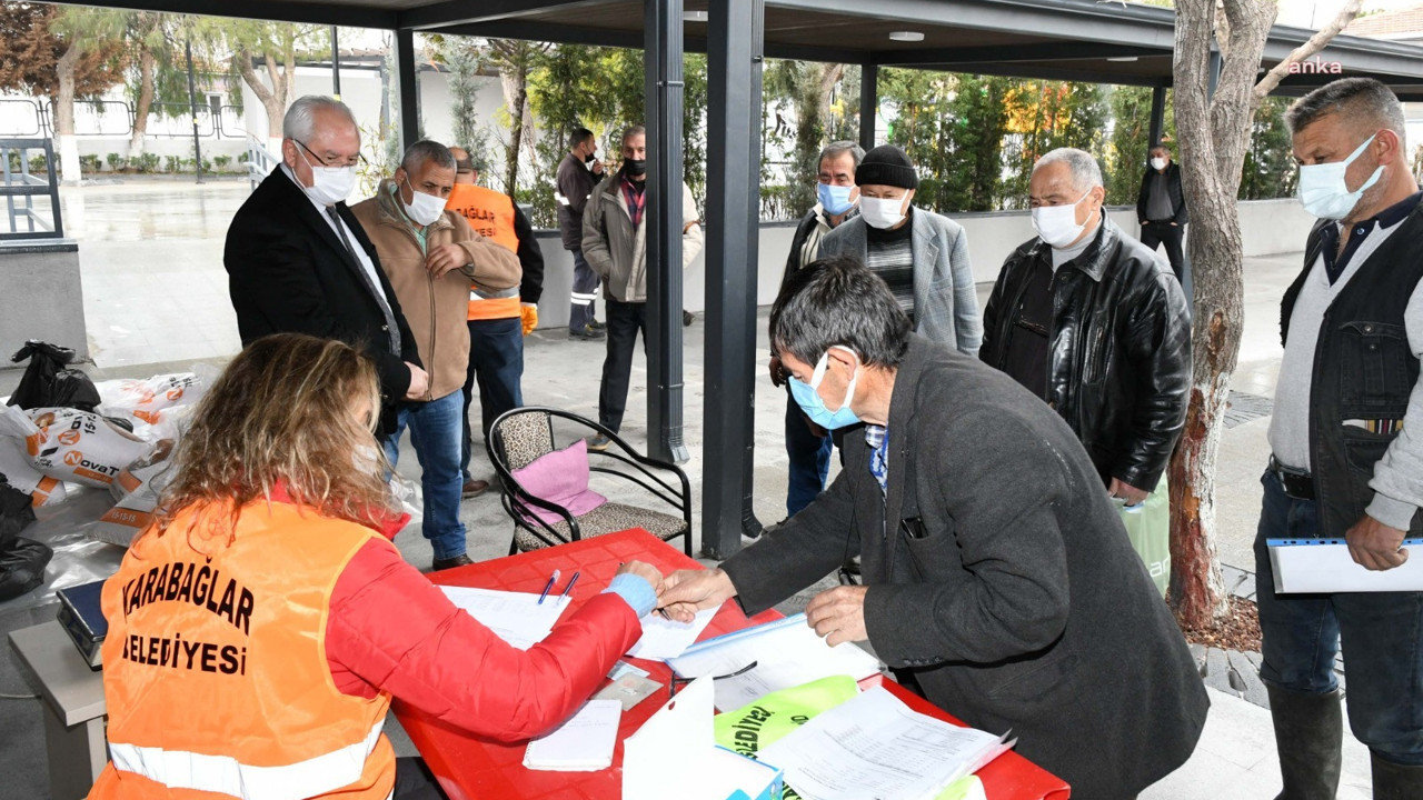 İzmir’de CHP’li belediyeden köylüye gübre desteği