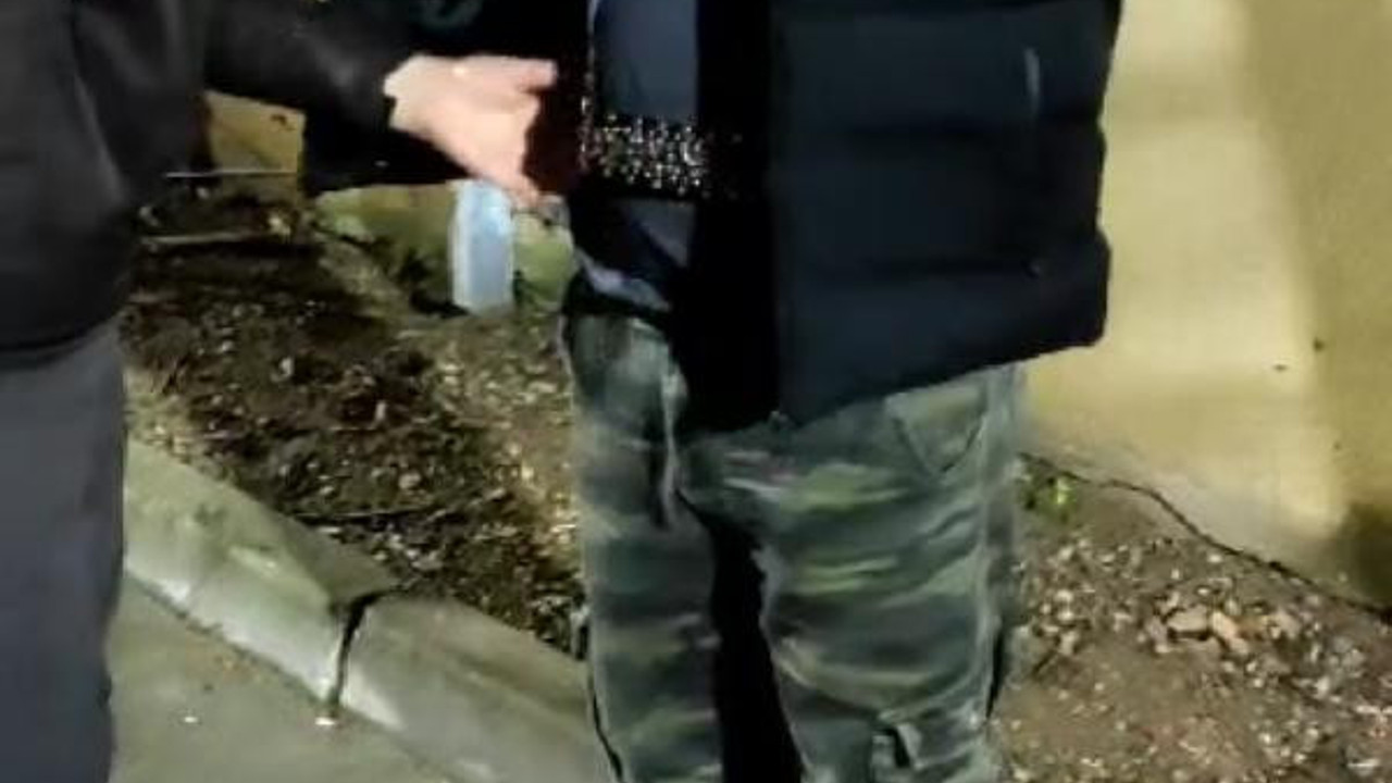 Bekçilerin şüphelenip durduğu Suriyelinin üzerinden kemere saklanmış kılıç çıktı