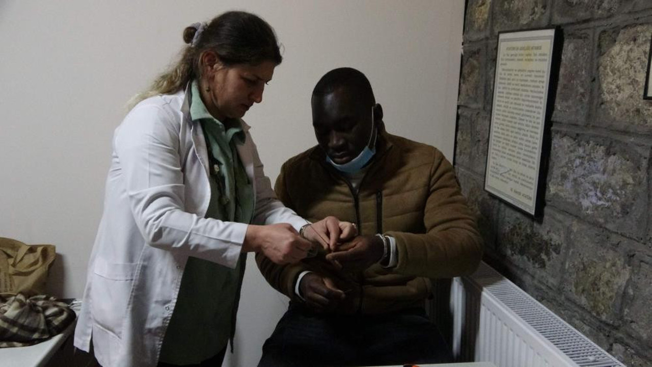 Afrika'dan geldi, Türkiye'de sanat dersi veriyor!