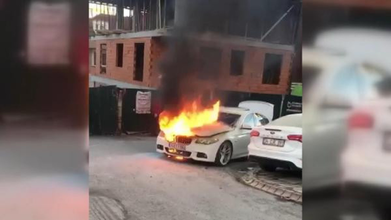 Park halindeki otomobil alev alev yandı