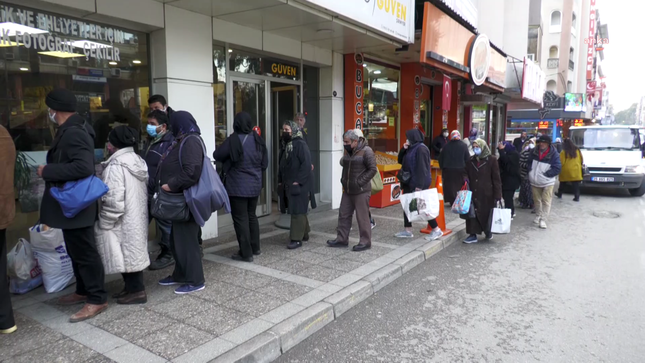 Artan yoksulluk askıda ekmek kuyruklarını uzattı ''İşim olsa gelip buradan ekmek almam''