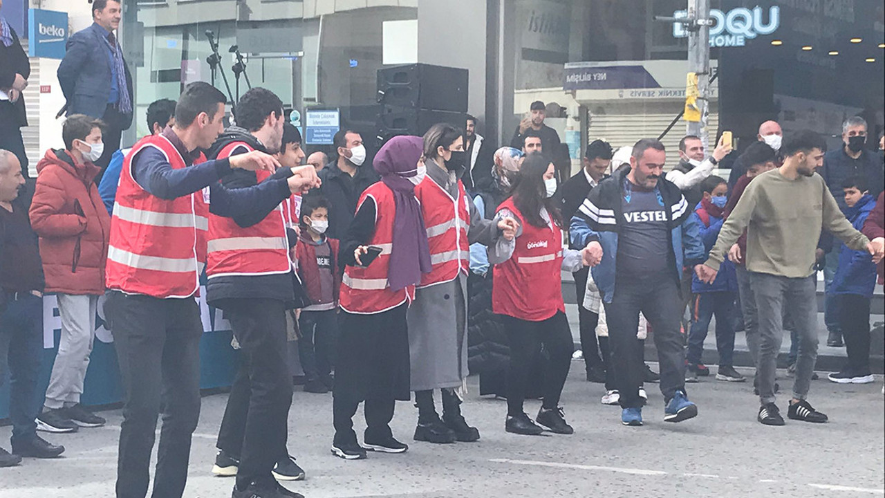 Fıkra gibi ülkeyiz! Kan almaya gelen Kızılay ekibi horon tepti…