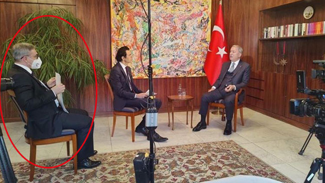 Sosyal medya Milli Savunma Bakanı Hulusi Akar'ın Almanya'da çekilen bu fotoğrafını konuşuyor