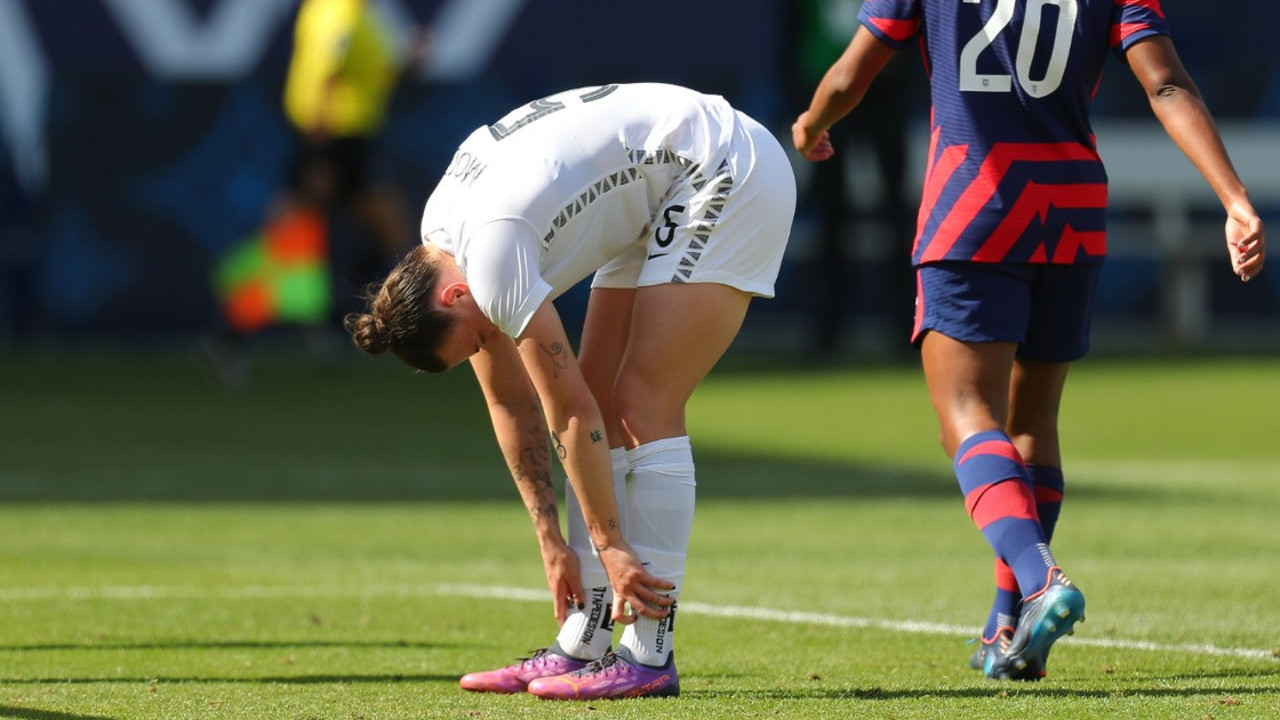 35 dakikada kendi kalesine 3 gol attı. Ağlayarak oyundan çıktı. Yeni Zelandalı futbolcu Meikayla Moore tarihe geçti