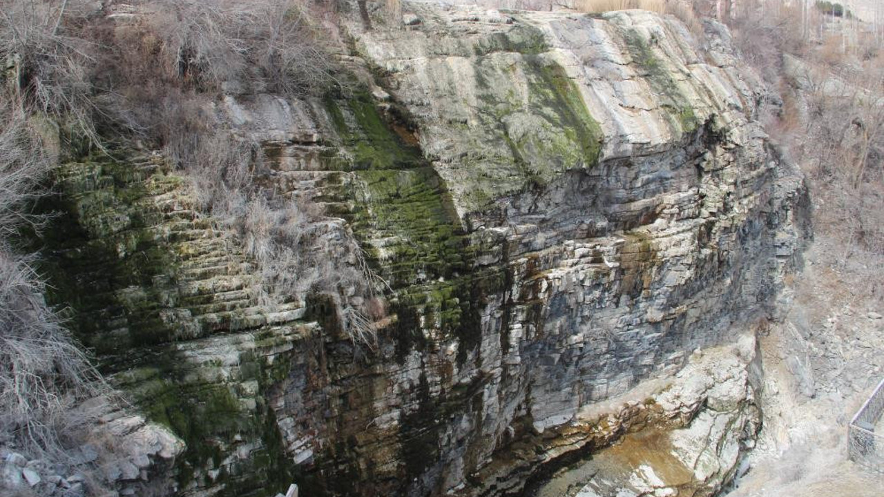 Susuz şelale kahrediyor