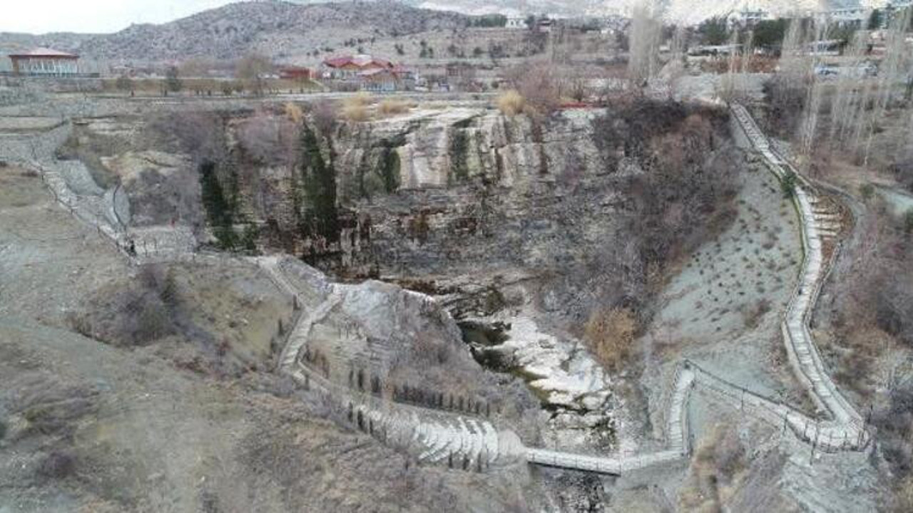 Türkiye'de bu da oldu... Ülkenin en ünlü şelalesinin suyunu kestiler