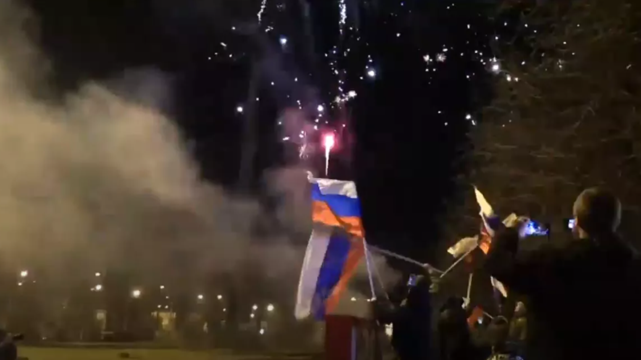 Putin'in Donbass ve Lugansk'ı tanıma kararının ardından halk kutlama için sokaklarda