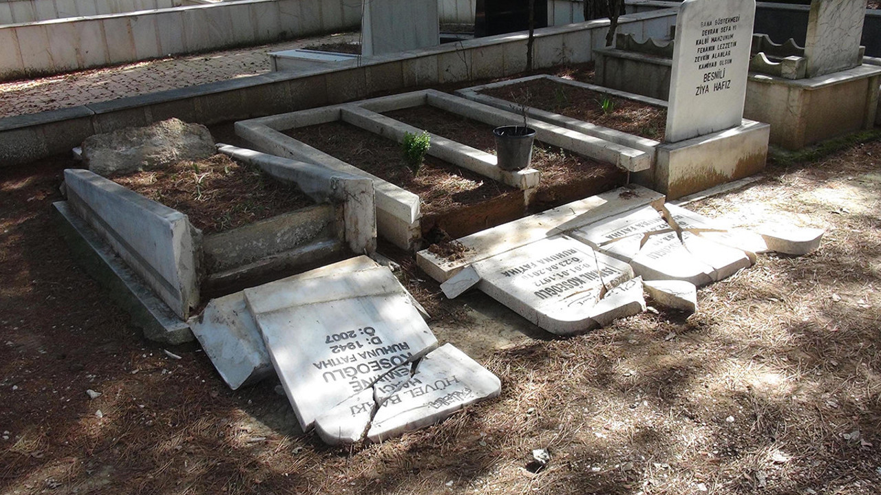 Uşak'ta mezarlığa çirkin saldırı