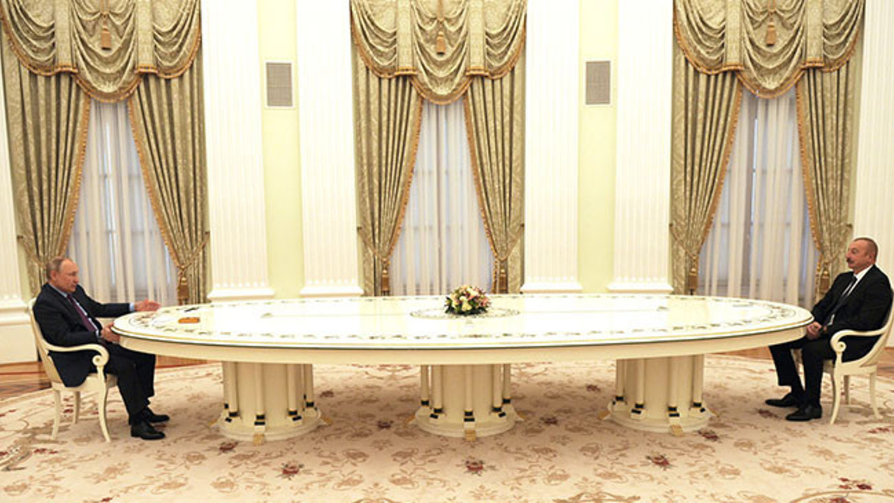 Putin'in meşhur masasına oturttuğu son isim İlham Aliyev oldu! Ancak Avrupalı liderlerden bir farkı var