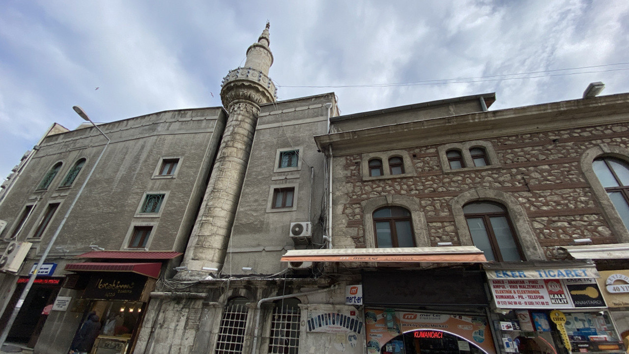 Tarihi caminin minaresi betonlaşmaya yenik düştü