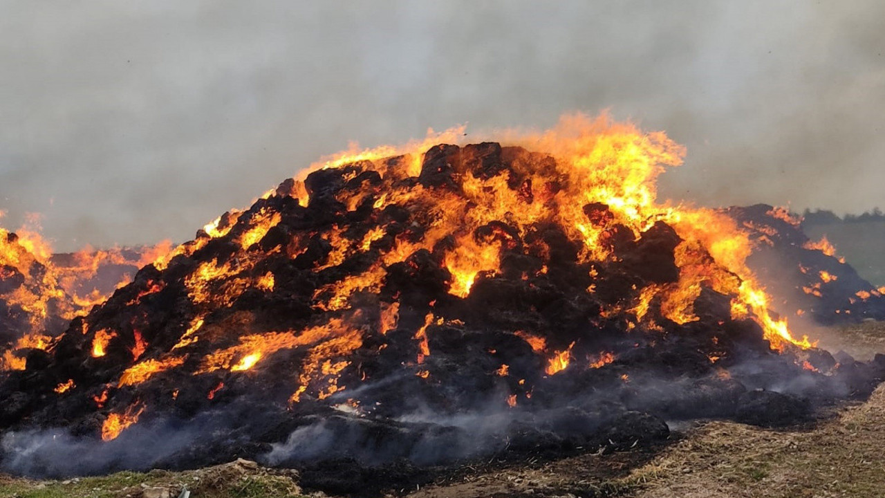 8 bin saman balyası alev alev yandı