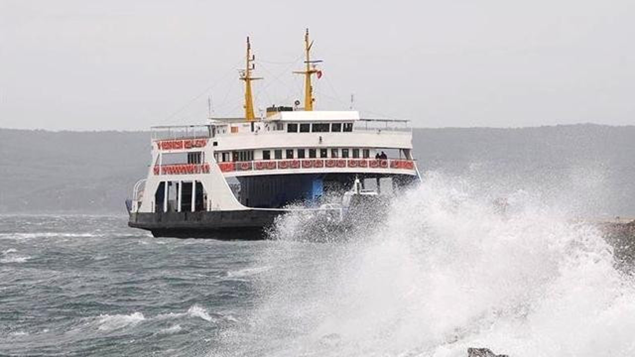 Feribot seferlerine fırtına engeli
