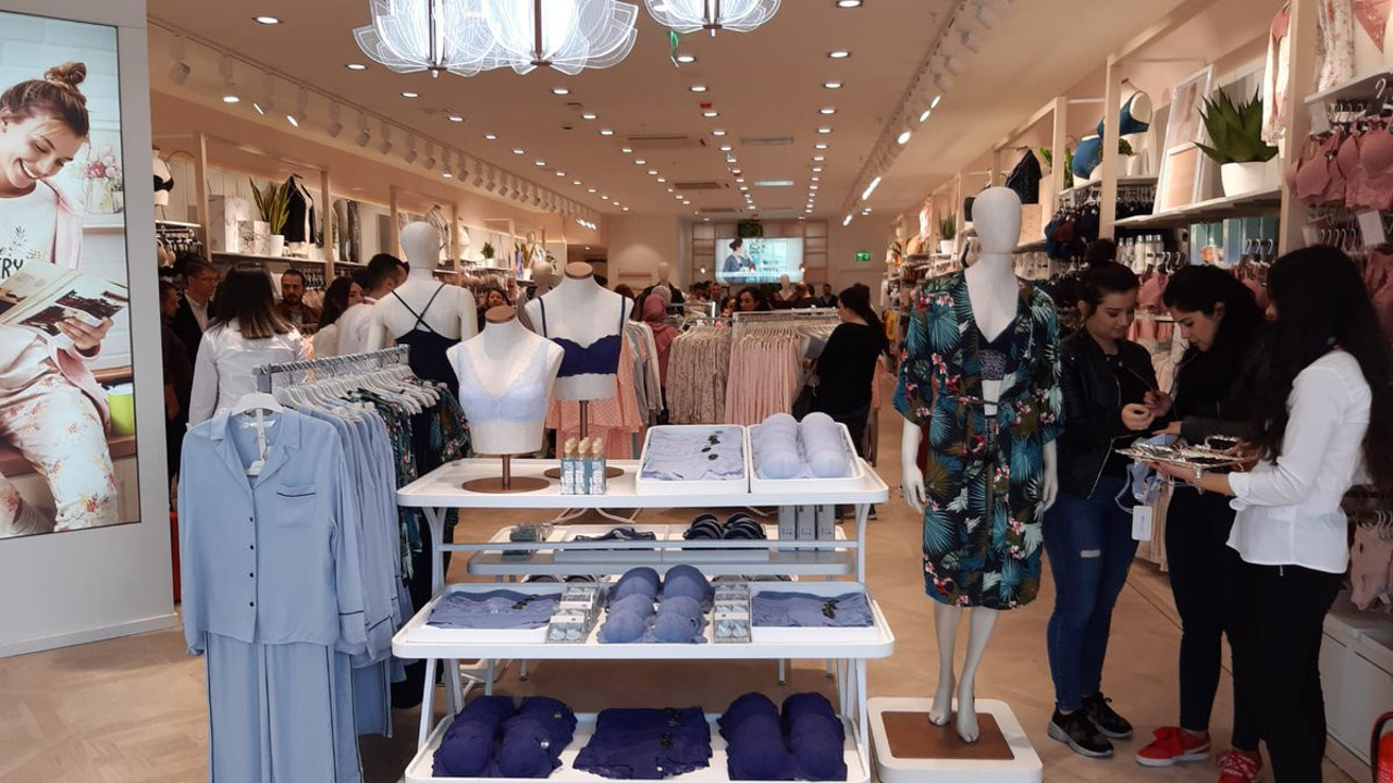 Türk markaları Ukrayna'da 200 mağaza kapattı