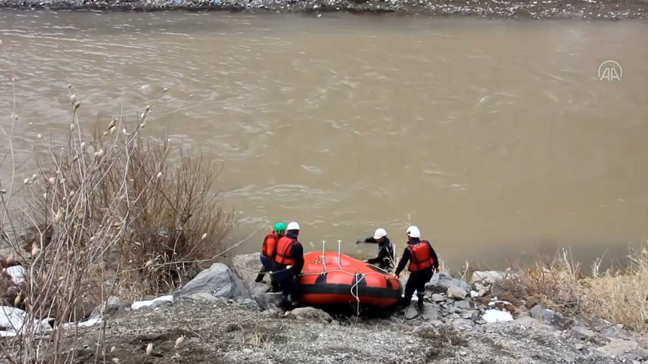 Hakkari'de ekipler elektrik hatlarını onarmak için botlarla Zap Nehri'ni geçiyor