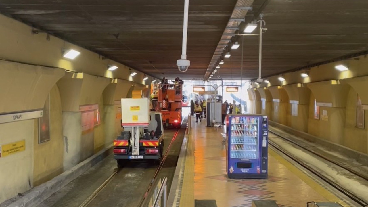 Tramvay seferlerini çekici durdurdu