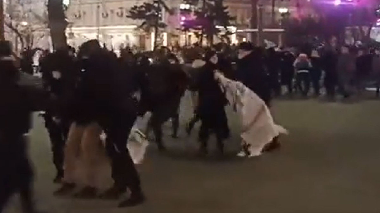 Putin'e karşı sokaklara döküldüler! Rus polisinden savaş karşıtlarına sert müdahale