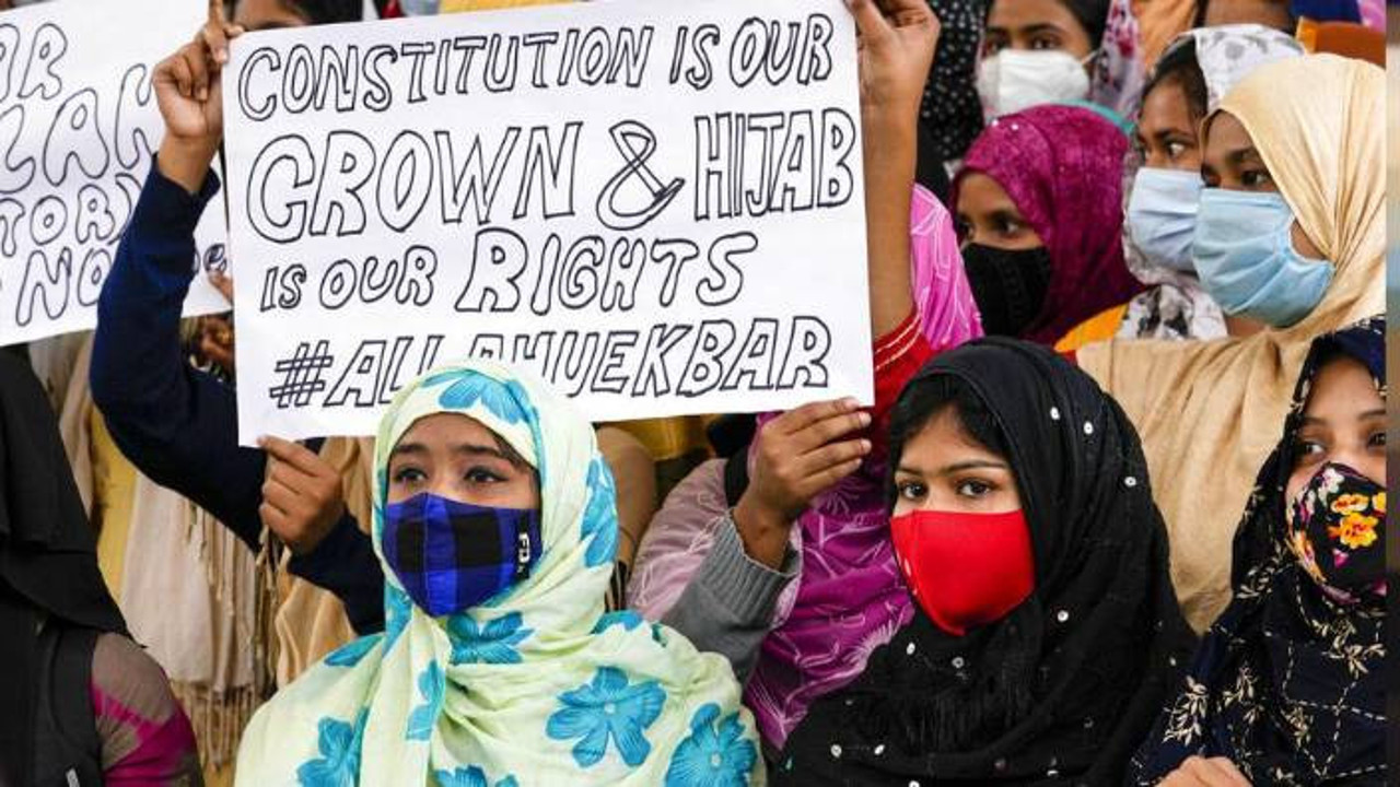 Hindistan okullarda başörtüsünü yasakladı