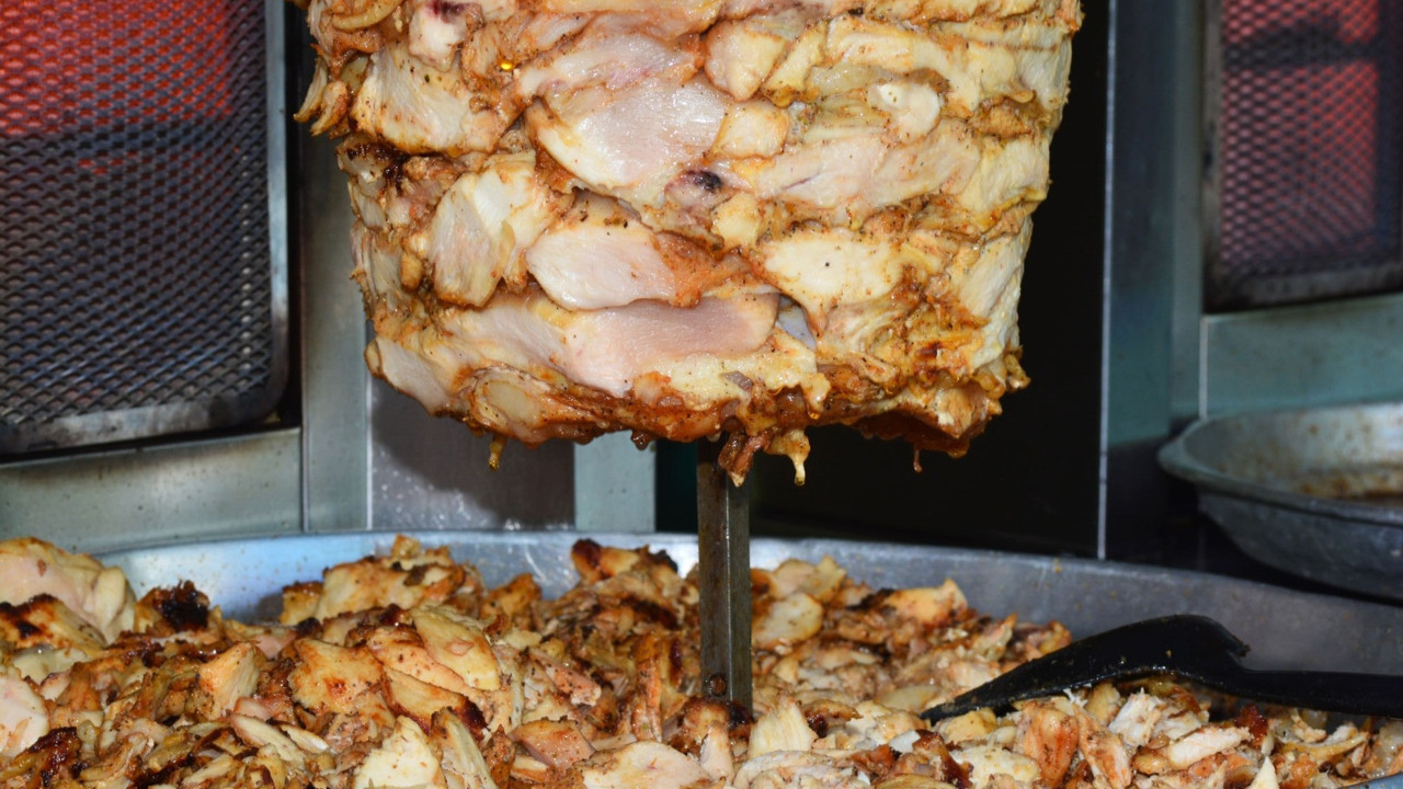 Tavuk dönerden zehirlenen 13 kişi hastaneye kaldırıldı