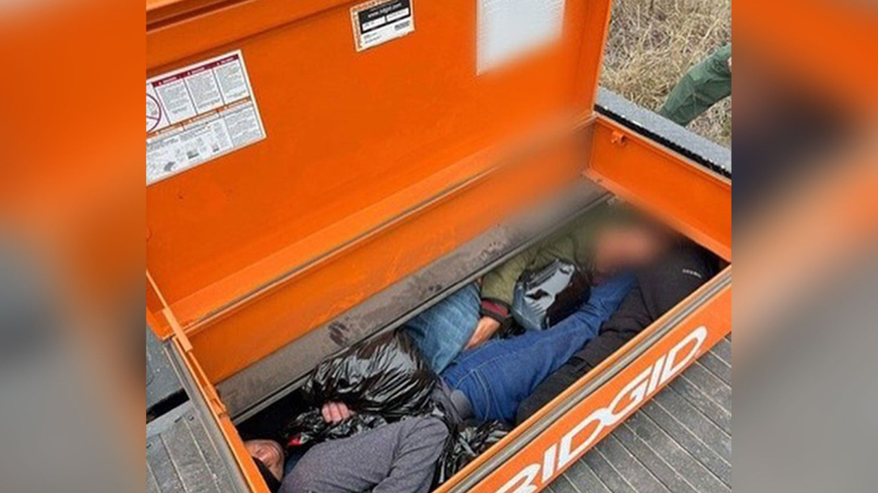 Alet kutusuna saklanmış halde yakalandılar. Nasıl sığdıklarına kimse anlam veremedi