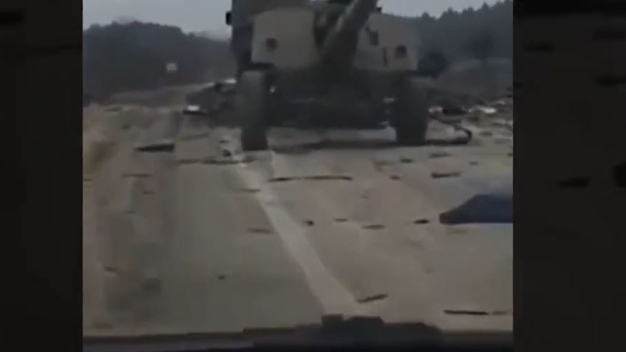 Bayraktar SİHA’ları Rus konvoyu böyle yerle bir etti. Ukrayna Genelkurmayı görüntüleri yayınladı