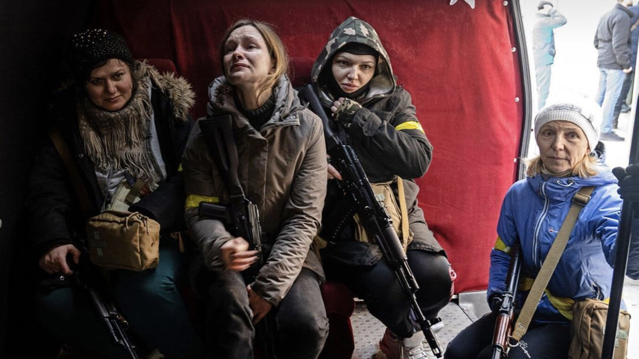 Suriyeliler kaçarken Ukraynalılar savaş alanında