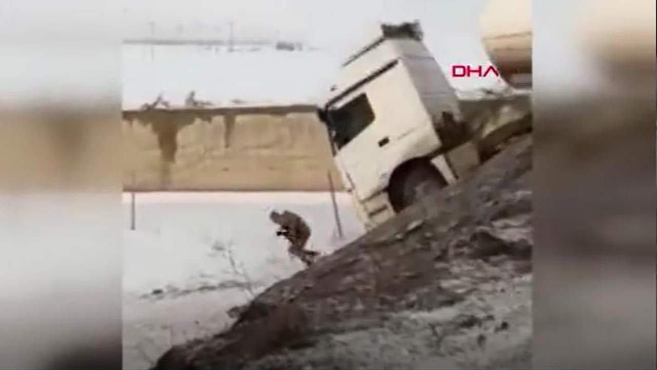 Yol kontrolü yapan asker tankerin altında kalmaktan son anda kurtuldu! İşte o anlar…