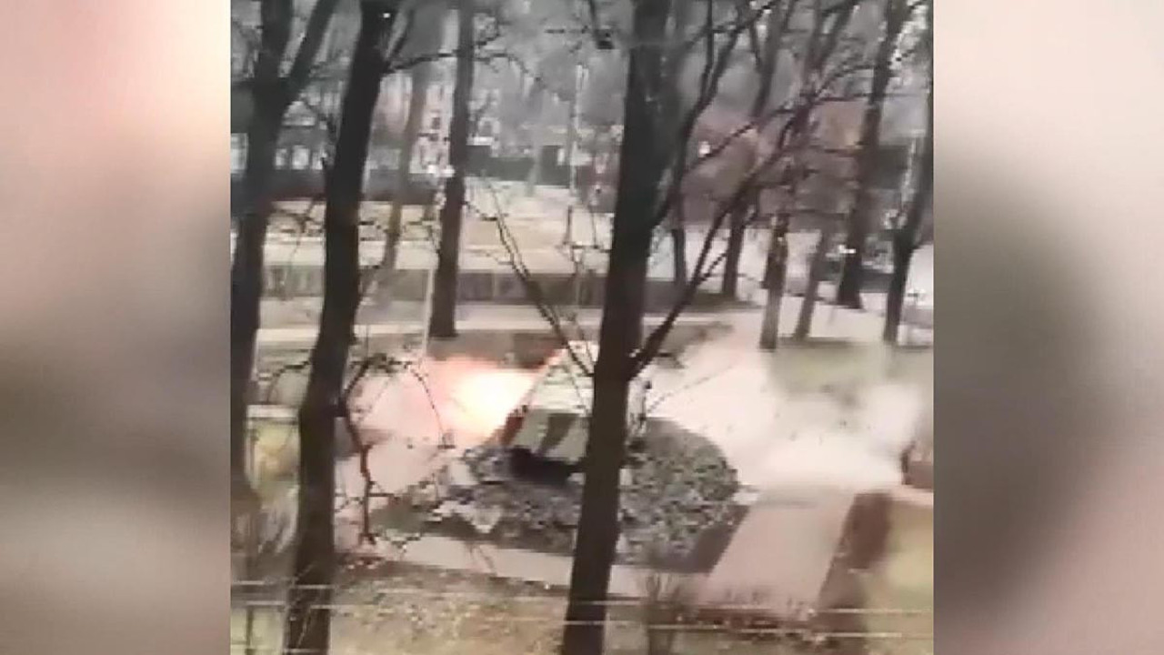 Rus askeri parktaki tank heykeline gerçek sanıp ateş etti