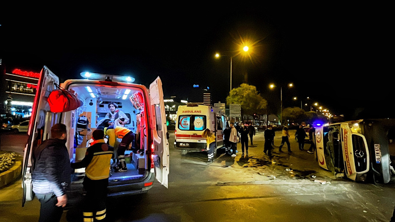 Ambulansla otomobil çarpıştı. 3 kişi yaralandı