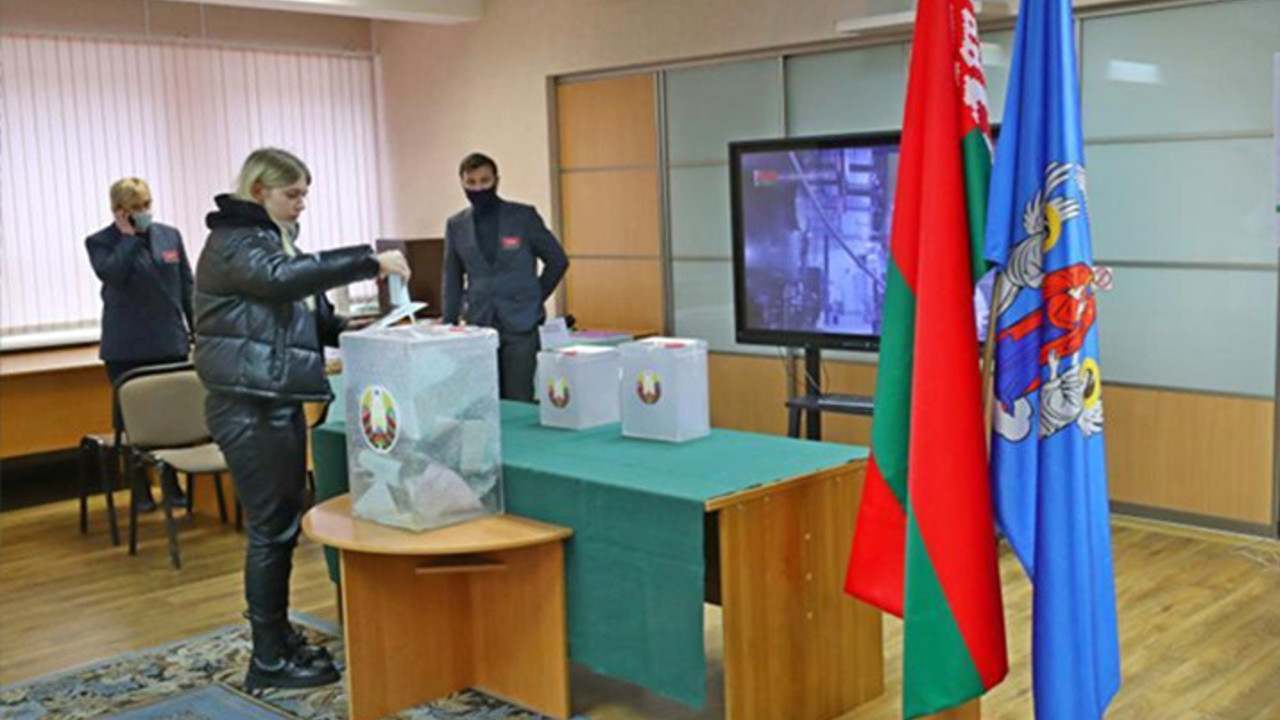 Belarus’ta halk anayasa değişikliğine onay verdi