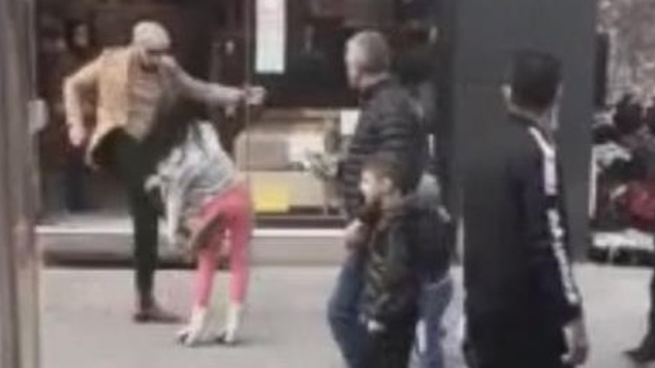 Genç kıza tekmeli saldırı