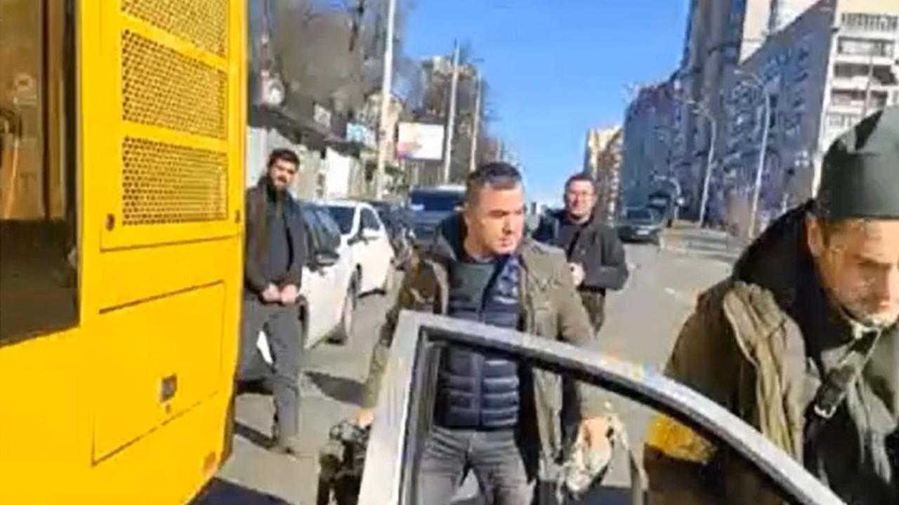 Kiev savaş muhabiri Cem Tekel'i Türk kameraman kurtardı, Canlı yayında silahlı sivillerle karşı karşıya geldi