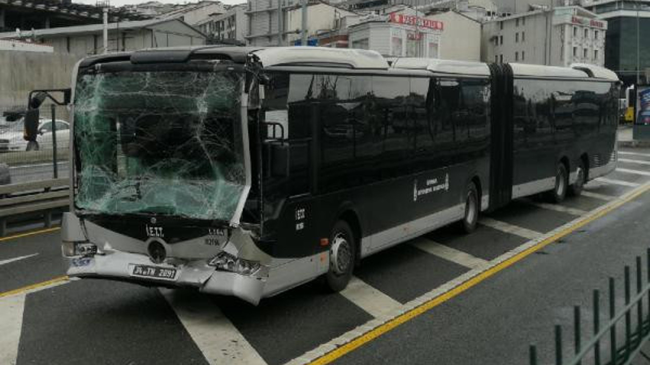 Metrobüs yolunda korkunç kaza: 7 yaralı