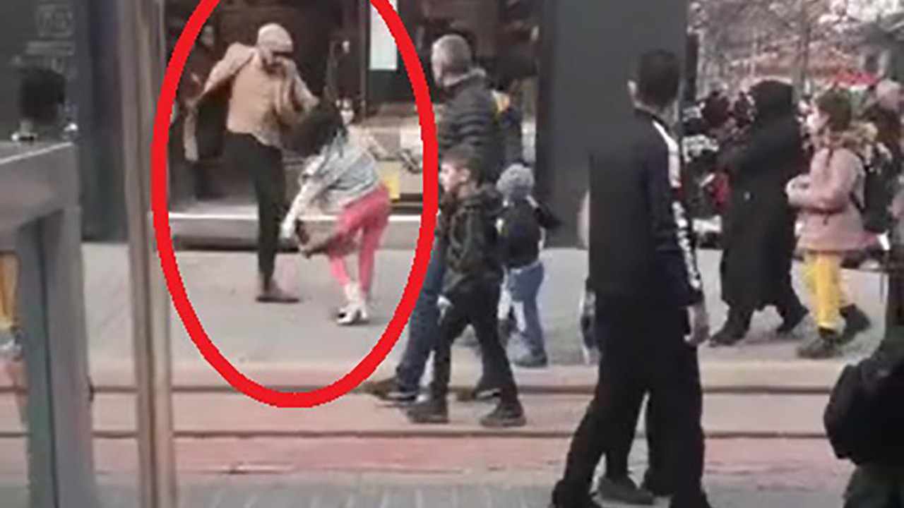 Caddede kadını tekmeledi! Çevredekiler tepki gösterince kaçtı…