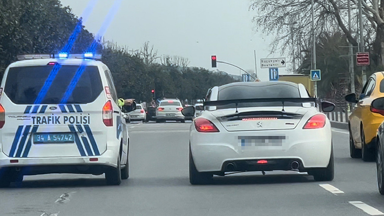 Trafik magandası polise böyle yakalandı! Kadıköy’de lüks aracıyla tehlike saçıyordu…