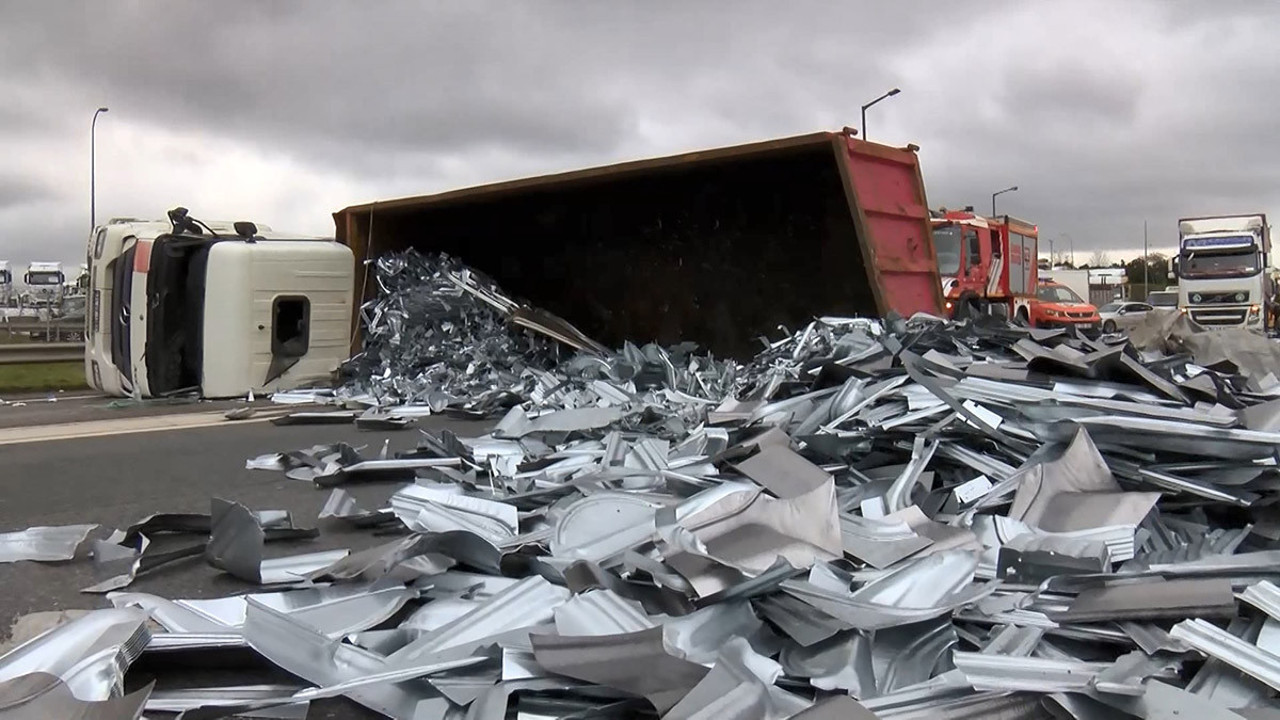 TEM Otoyolu’nda sac yüklü TIR devrildi! Yol trafiğe kapandı…