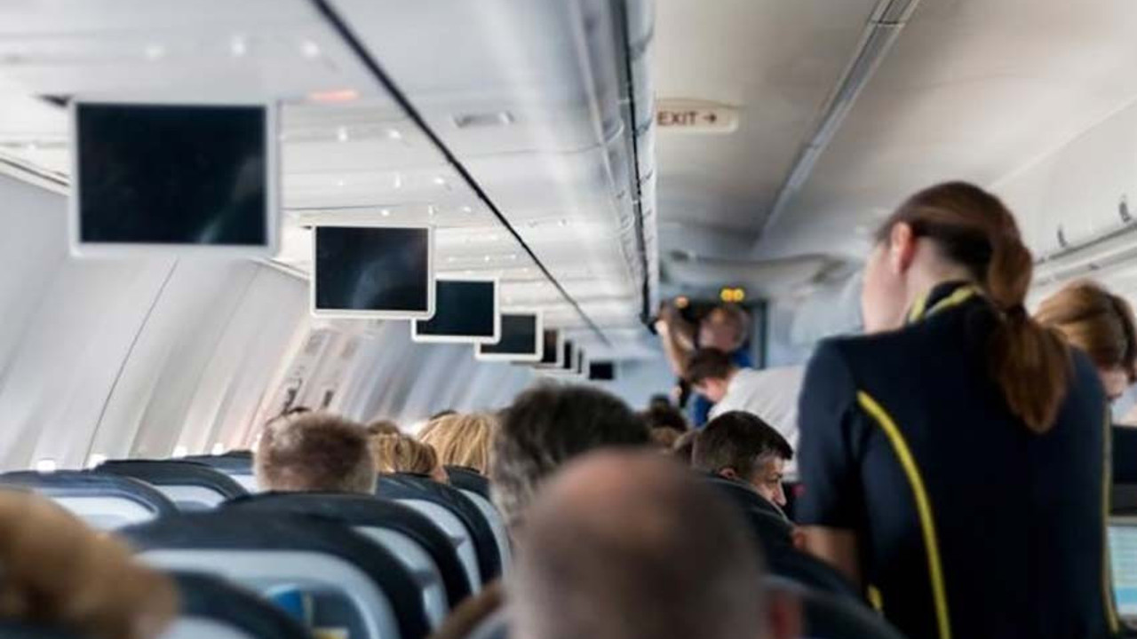 Bankacı Türk hostesin etek altı görüntülerini çekerken yakalandı