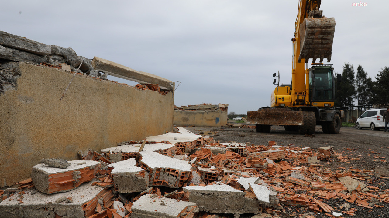Didim'de kaçak yapıların yıkımı sürüyor